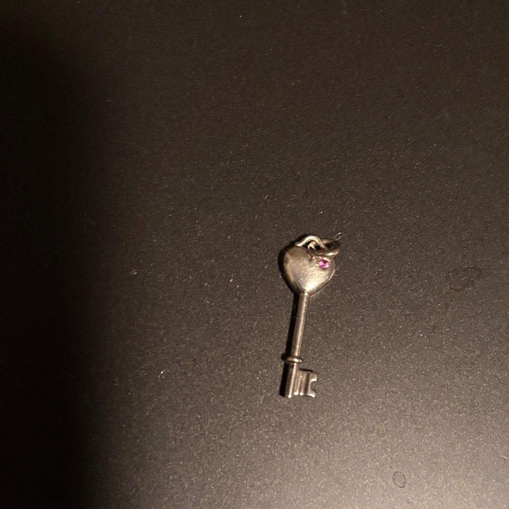 J24 TIFFANY AND CO Silver Heart Key Pendant Pink Saphire